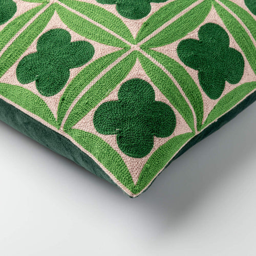 CLOVER - kussenhoes 30x50 cm - geometrisch - geborduurd - Courtyard - groen