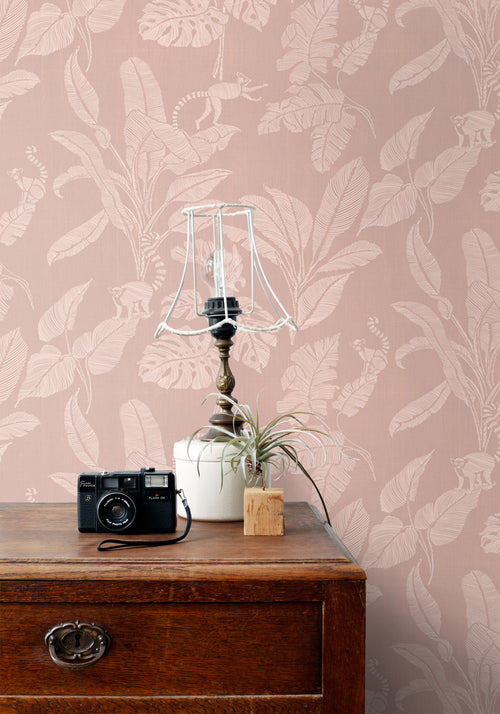 ESTAhome behang apen en jungle bladeren oudroze - 50 x 900 cm - 139860