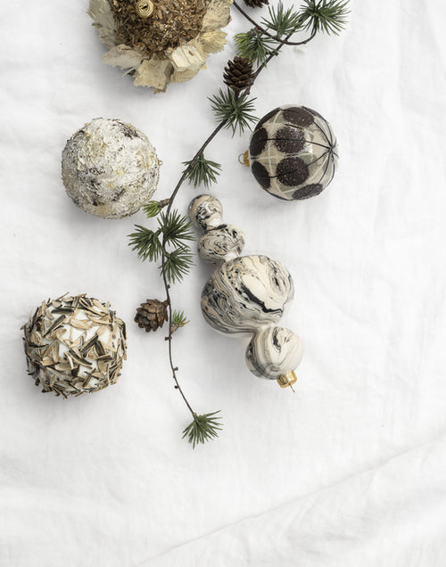 Dagmara kerstdecoratie – kroonluchtervorm – glas – met een matte marmeren effect - vtwonen shop