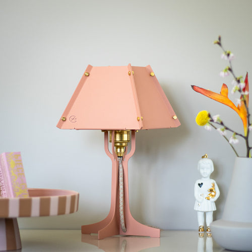 Fabricado tafellamp Lampie - Roze - messing details - hoogte 31,5 cm - vtwonen shop