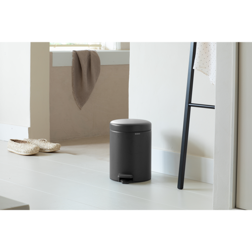 Brabantia - pedaalemmer 5L NewIcon - Kleine afvalemmer voor de badkamer - Zacht sluitend deksel - Licht pedaal - Uitneembare binnenemmer - Antislip - Zacht beige - 21 x 28 x 29 cm Brabantia - pedaalemmer 5L NewIcon - Kleine afvalemmer voor de badkamer - Zacht sluitend deksel - Licht pedaal - Uitneembare binnenemmer - Antislip - Zacht beige - 21 x 28 x 29 cm