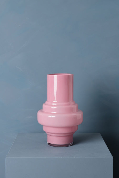 Madame Fleurie Aurora Medium Vaas – Mondgeblazen Glas – Elegant Roze – Stijlvol Interieur Accessoire - 19,5cm x 30,5 cm