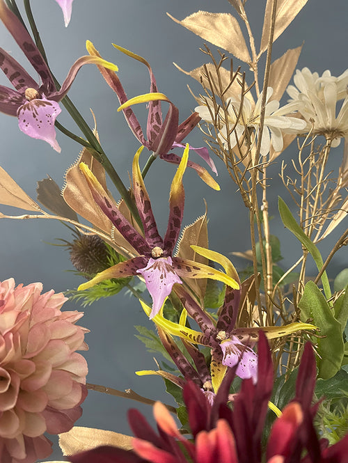 Madame Fleurie A Touch of Gold Boeket inclusief Vaas – Luxe Zijden bloemen Dahlia & Tijger Orchidee – Hotel Chique - 21,5cm x 26,5cm x 30cm