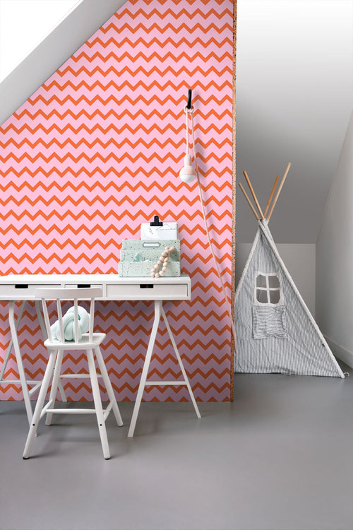 ESTAhome behang zigzag motief oranje en roze - 50 x 900 cm - 131486
