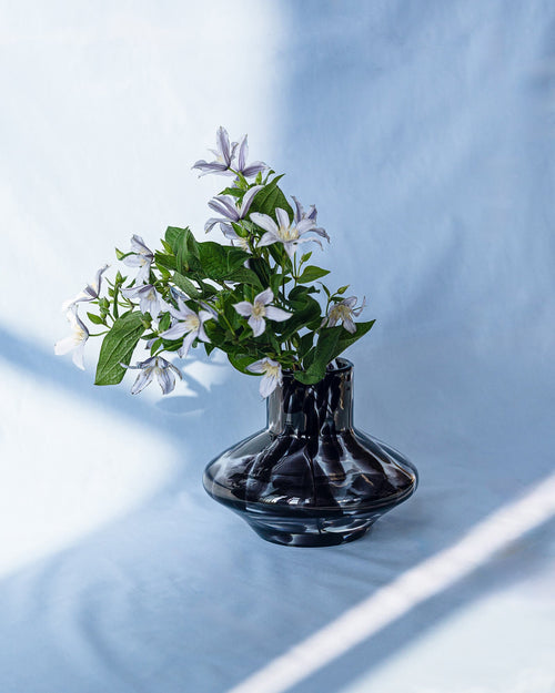 noo.ma Dam Vase handgeblazen glas - zwart met witte stippen