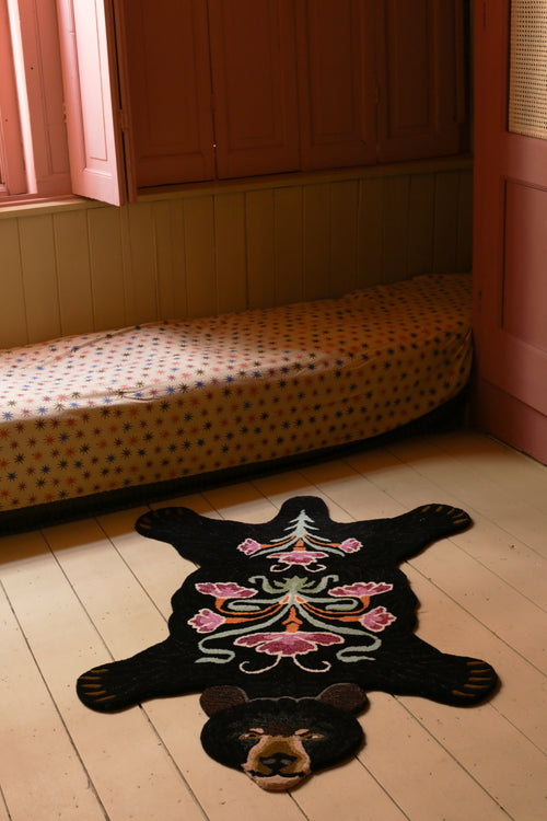 Doing Goods Blooming Zwarte Beer Vloerkleed - Groot 143 x 97 x 2 cm - 100% wol - vtwonen shop