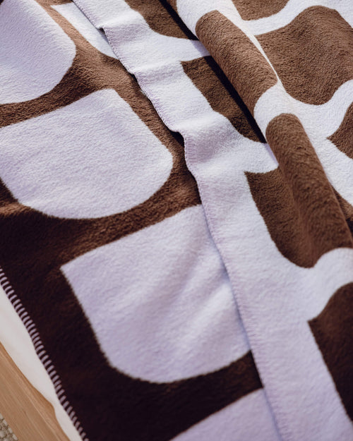 noo.ma Gilli Throw katoenen plaid met geometrische print Lilac & Brown