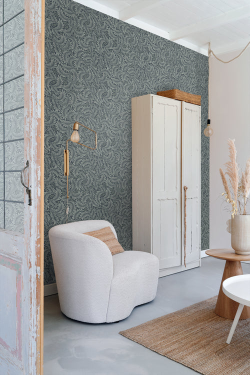 ESTAhome behang bladeren vergrijsd blauw - 50 x 900 cm - 131146 - vtwonen shop