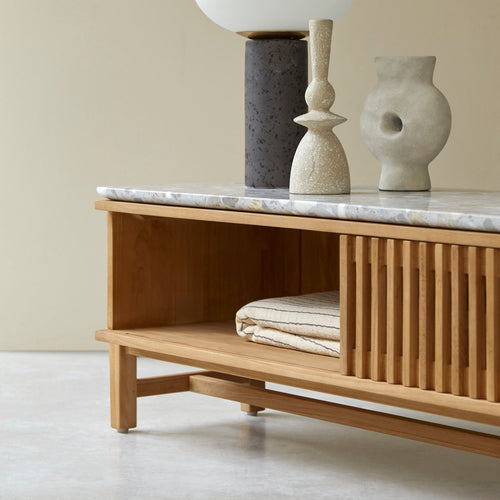 Tikamoon Tv-meubel van massief teakhout en premium terrazzo 140 cm - Naturel - vtwonen shop