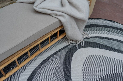 Interieur05 Organisch gevormd buitenkleed Loop Stone Zwart - 240 x 340 cm - vtwonen shop