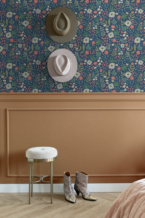 ESTAhome behang bloemetjes donkerblauw, groen en terracotta - 50 x 900 cm - 131071 - vtwonen shop