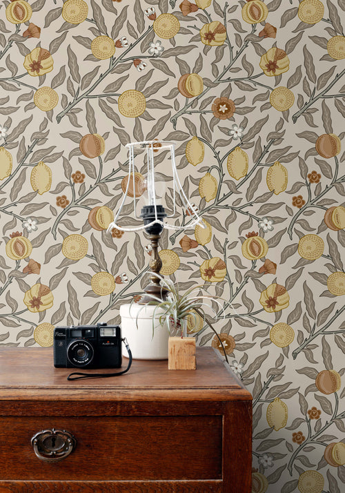 ESTAhome behang exotisch fruit en bladeren vergrijsd groen, terracotta en okergeel - 50 x 900 cm - 131171 - vtwonen shop