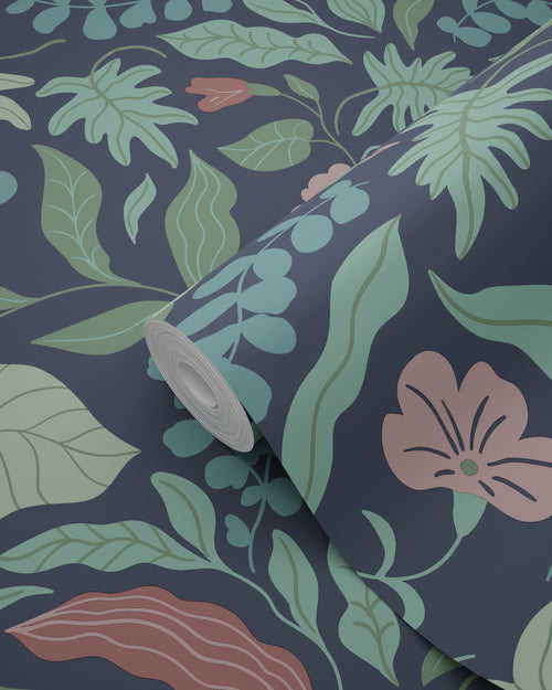 ESTAhome behang bladeren en bloemen donkerblauw, groen en roze - 50 x 900 cm - 131054 - vtwonen shop