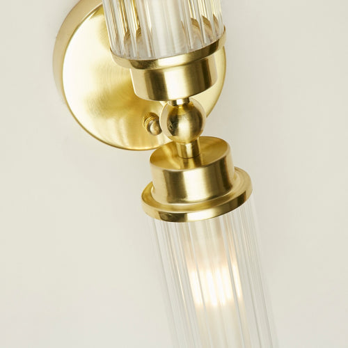 Searchlight Imperial 2-lichts wandlamp, satijnen messing metaal en helder geribbeld glas