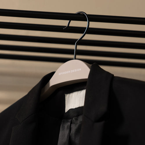 Spinder Design kledinghangers Rosa - Silky Taupe - set van 5 - Draaibare haak - anti slip coating - vtwonen shop