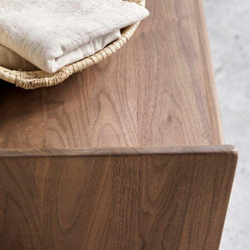 Tikamoon Nachtkastje van massief notenhout met 2 laden - Bruin - vtwonen shop