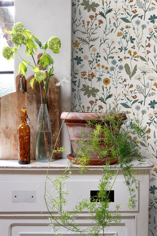 ESTAhome behang veldbloemen okergeel, vergrijsd groen en vintage blauw - 53 cm x 10.05 m - 139391