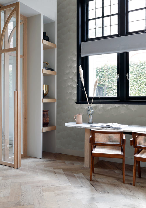 Origin Wallcoverings behang ginkgo bladeren warm grijs - 53 cm x 10.05 m - 347731 - vtwonen shop