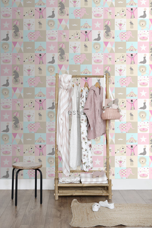 ESTAhome behang circus figuren licht roze, lichtblauw en beige - 53 cm x 10.05 m - 138711
