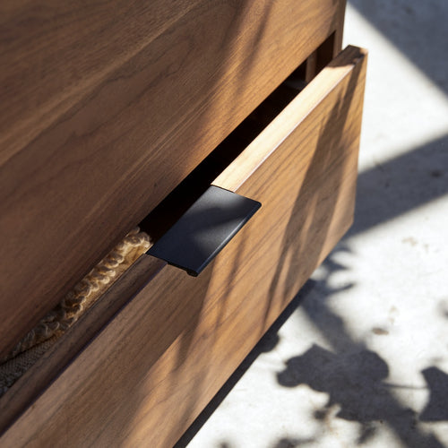 Tikamoon Massief notenhouten tv-meubel 120 cm - Donkerbruin - vtwonen shop