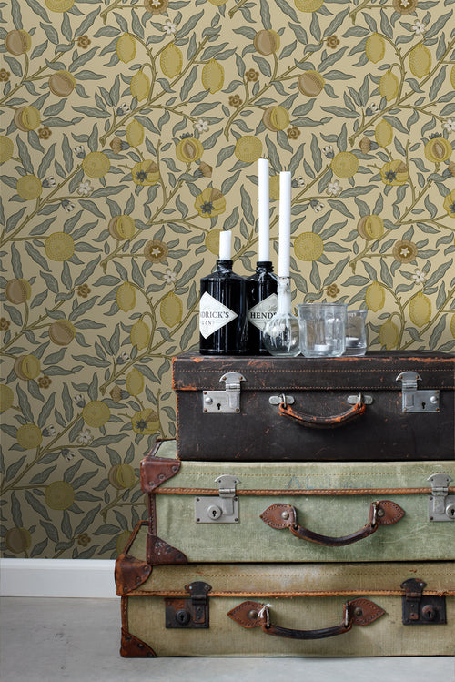 ESTAhome behang exotisch fruit en bladeren geel en groen - 50 x 900 cm - 131172 - vtwonen shop