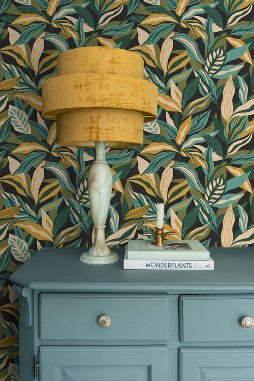 ESTAhome behang tropische bladeren donkergroen en okergeel - 50 x 900 cm - 131045 - vtwonen shop