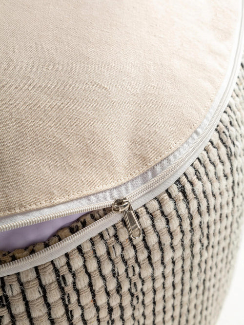benuta handgemaakte wollen poef Rocco - beige/zwart - 55x55x30 cm
