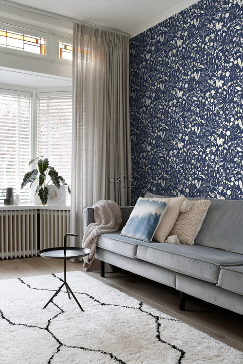 ESTAhome behang veldbloemen donkerblauw - 50 x 900 cm - 139441 - vtwonen shop