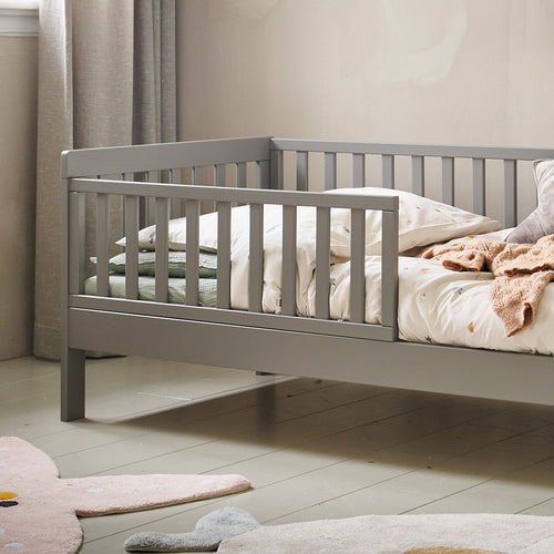 Petite Amélie Peuterbed Plume – 70x140 cm – Grijs – Met uitvalbescherming – Flexibel zijhekje - vtwonen shop