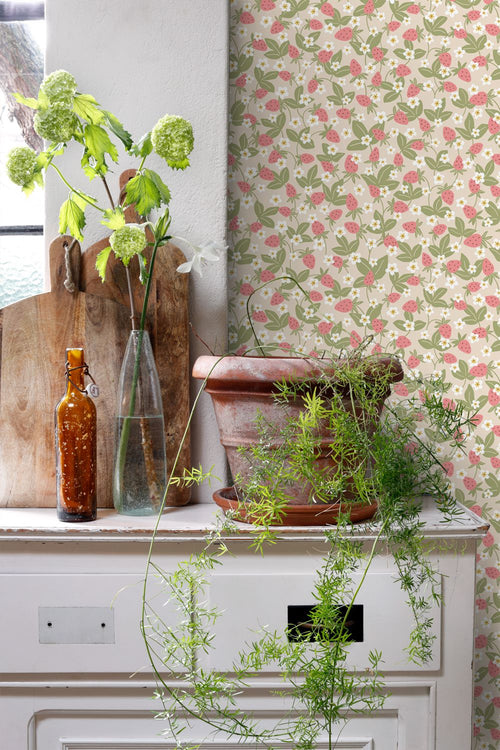 ESTAhome behang aardbeien lichtgroen en roze - 50 x 900 cm - 132170