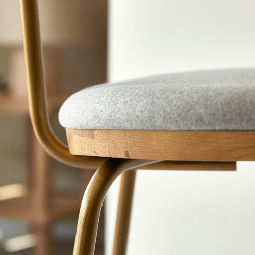 Tikamoon Barstoel in licht massief eikenhout, grijze stof en metaal - Brons