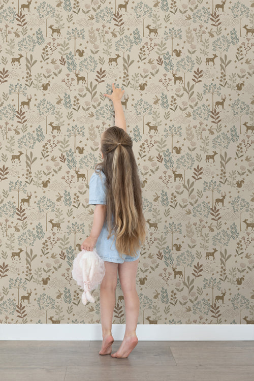 ESTAhome behang bos met bosdieren beige en groen - 53 cm x 10.05 m - 131227 - vtwonen shop