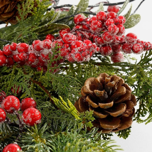 Mica Decorations Randell Kerstkrans - Kerstversiering met besneeuwd effect - Deurkrans eenvoudig op te hangen - Decoratie met besjes en dennenappels -
