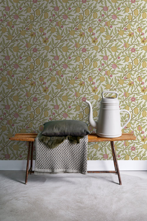 ESTAhome behang exotisch fruit en bladeren groen, roze en okergeel - 50 x 900 cm - 131169 - vtwonen shop