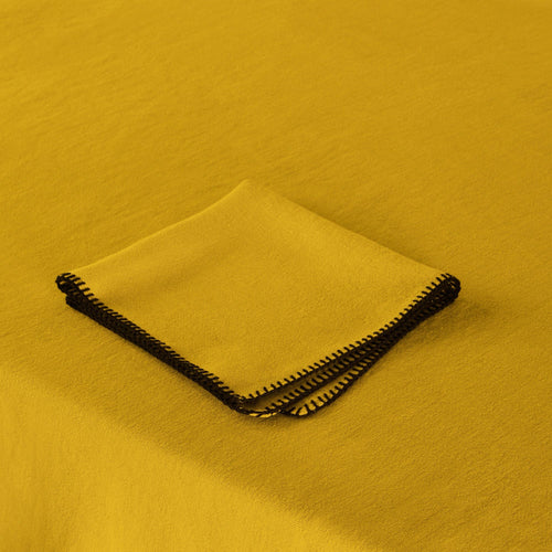 Madura Rechthoekig tafelkleed Nino oker en zwarte slinger 140x320 cm