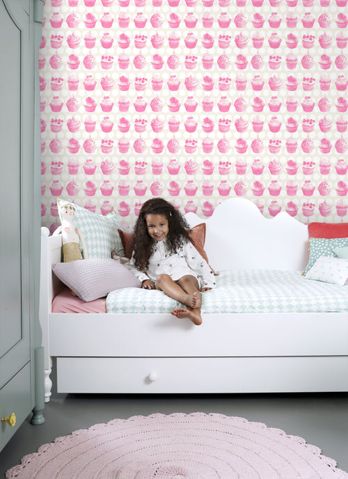 ESTAhome behang cupcakes op glanzende stip roze - 53 cm x 10.05 m - 138723