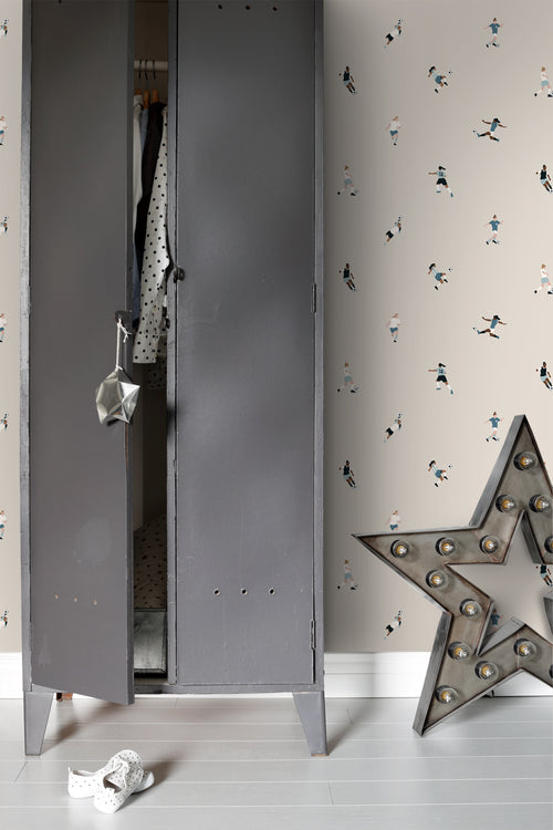 ESTAhome behang voetbalspeelsters beige - 50 x 900 cm - 131282 - vtwonen shop