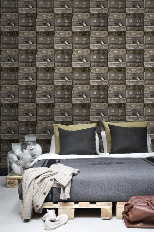 ESTAhome behang vintage koffers donkerbruin - 53 cm x 10.05 m - 138217
