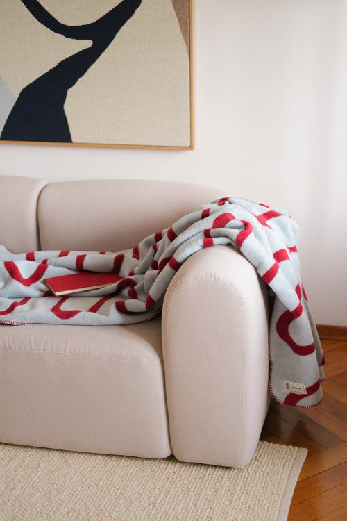 noo.ma SWIRL Katoenen deken - Cherry Juice & Baby Blue - vtwonen shop