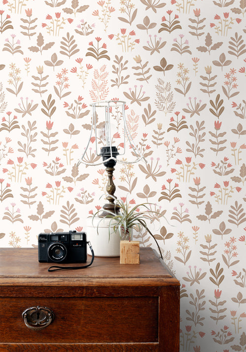 ESTAhome behang veldbloemen vergrijsd groen, licht roze en rood - 50 x 900 cm - 131093 - vtwonen shop