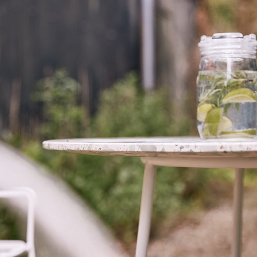 Tikamoon Ronde tuintafel van groen premium terrazzo en metaal voor 4 personen - Groen - vtwonen shop
