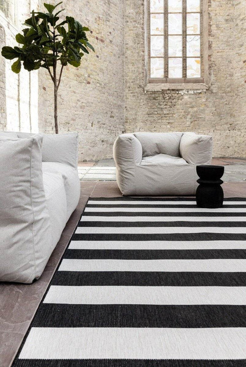 Eva Interior Buitenkleed Stripes zwart/wit dubbelzijdig - 240 x 340 cm - vtwonen shop