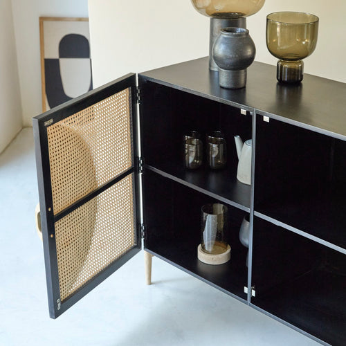 Tikamoon Buffetkast van massief zwart mangohout en rotan 115 cm - Zwart - vtwonen shop