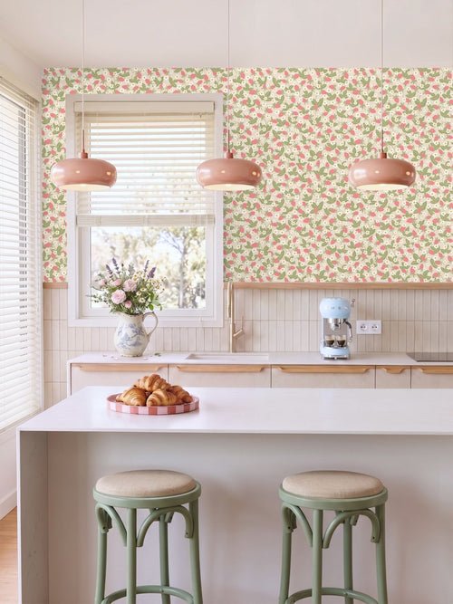 ESTAhome behang aardbeien lichtgroen en roze - 50 x 900 cm - 132170