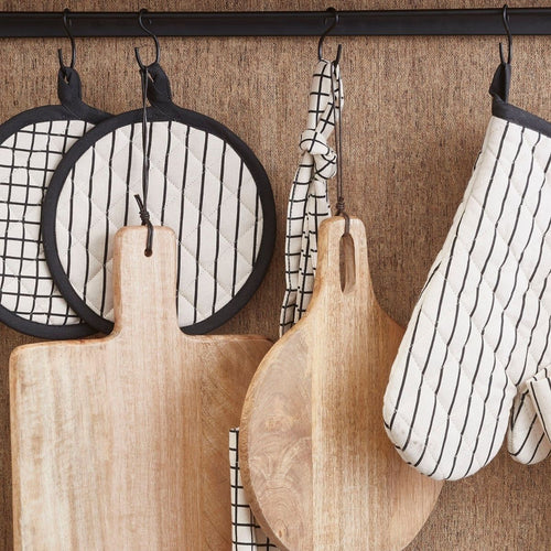 Mica Decorations Duko Serveerplank Vierkant Bruin voor Keuken en Tafel - Snijplank van FSC®-gecertificeerd Mangohout - Met Handvat en Touwtje om op te
