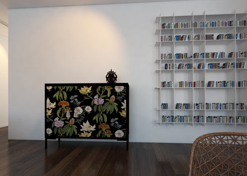 Laag dressoir met 2 deuren en 4 laden van MDF met zwart bloemenpatroon