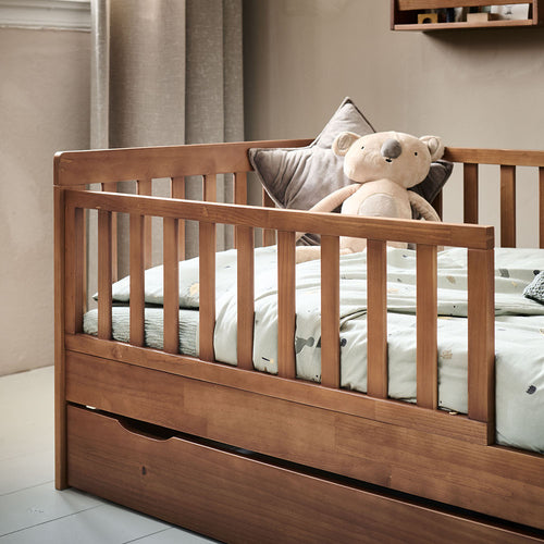 Petite Amélie Bedlade Plume – Walnoot – 70x140 cm – Verrijdbaar op wieltjes - Makkelijk te openen door uitsparingen - vtwonen shop