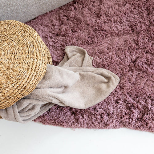 Organisch hoogpolig vloerkleed Pilo Darkpink Polyester Interieur05