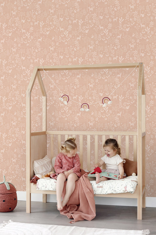 ESTAhome behang bos met bosdieren terracotta roze - 53 cm x 10.05 m - 139758 - vtwonen shop