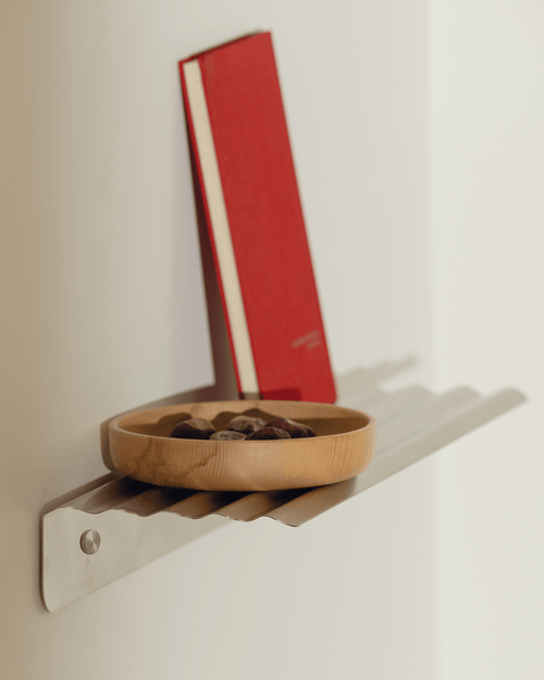 noo.ma Olbi Shelf displayplank - gepolijst roestvrij staal, golvende wandaccent